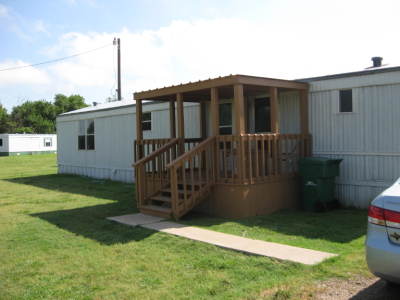 Front view of 1998 mobile home